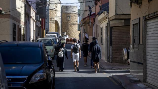 Varias personas, en las calles del barrio de San José-Hadú.