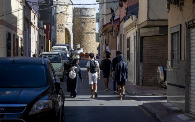Varias personas, en las calles del barrio de San José-Hadú.