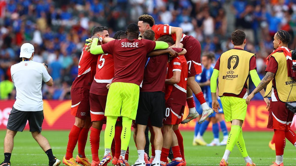 Los jugadores suizos celebran el pase a cuartos