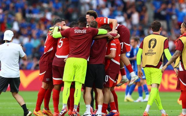 Los jugadores suizos celebran el pase a cuartos / FILIP SINGER Los jugadores suizos celebran el pase a cuartos