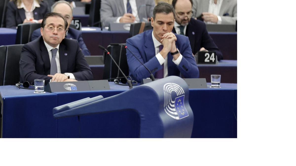 El ministro de Exteriores, José Manuel Albares, y el presidente español, Pedro Sánchez, en Europa