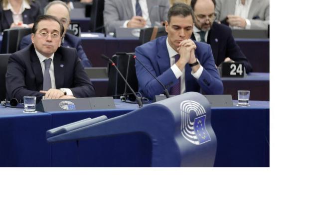 El ministro de Exteriores, José Manuel Albares, y el presidente español, Pedro Sánchez, en Europa