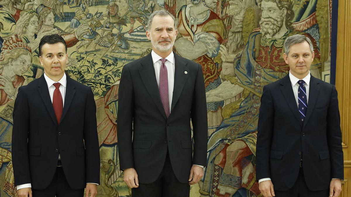 Los nuevos ministros Héctor Gómez (i) y José Manuel Miñones (d) prometen el cargo ante el Rey.