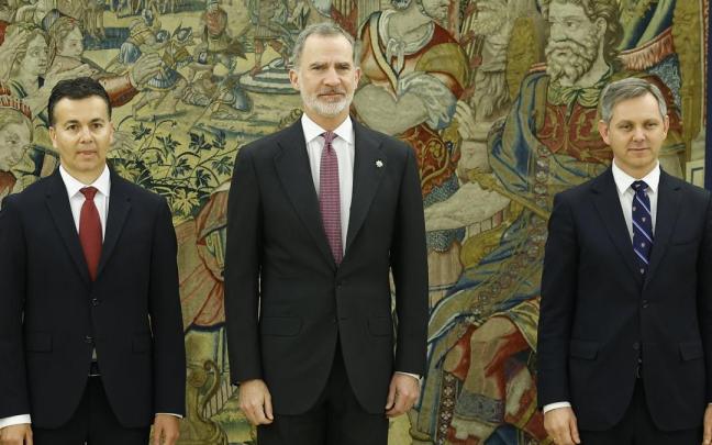 Los nuevos ministros Héctor Gómez (i) y José Manuel Miñones (d) prometen el cargo ante el Rey.