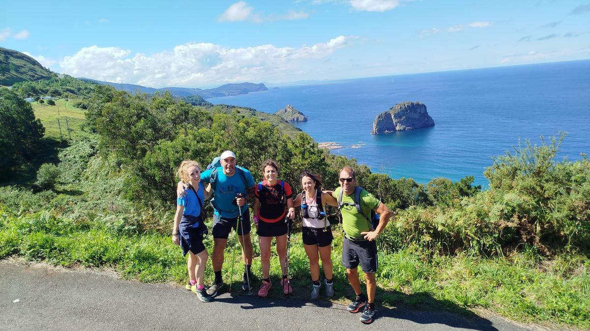 Al bajar o subir de Matxitxako tenemos San Juan de Gaztelugatxe al fondo