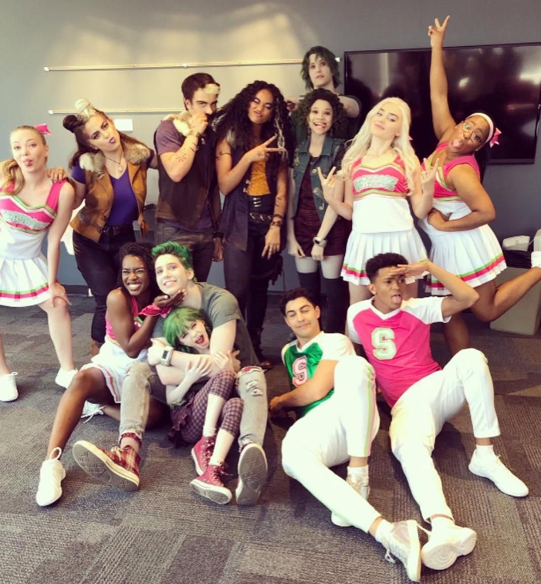 La joven actriz, junto a sus compañeros de reparto de la saga 'Zombies'.