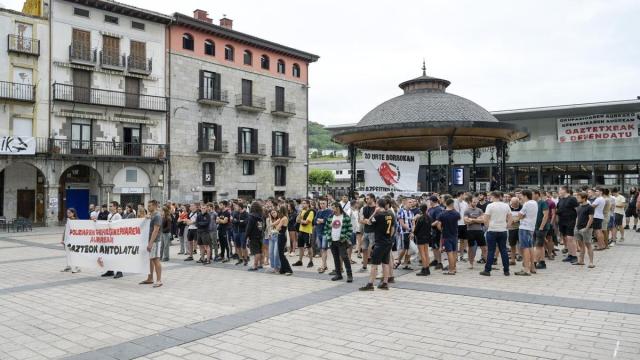 Concentración de jóvenes en Azpeitia a raíz de los incidentes que se produjeron en la comisaría de la Policía Municipal el pasado mes de julio