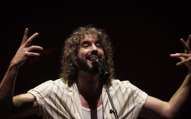 Mikel Izal durante una actuación en el Baluarte de Pamplona. / EFE Mikel Izal durante una actuación en el Baluarte de Pamplona.