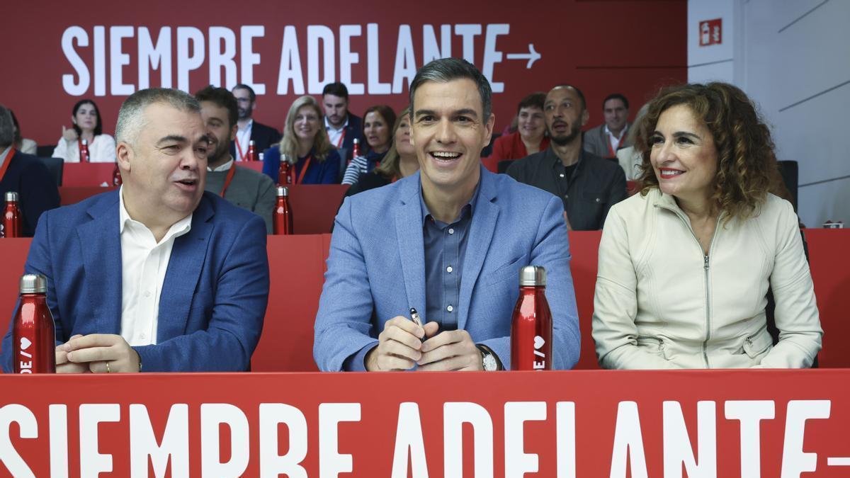 Pedro Sánchez junto a la secretaria general del PSOE, María Jesús Montero, y el secretario de Organización, Santos Cerdán.