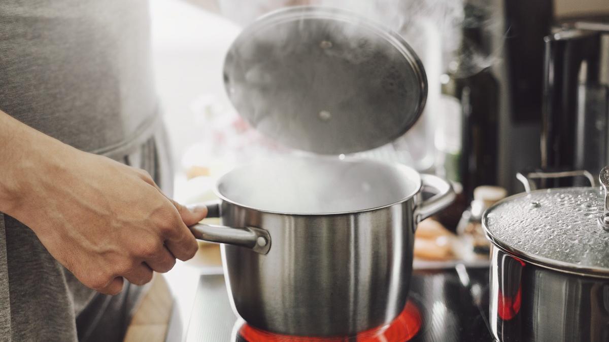 Una persona cocinando.