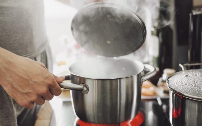 Una persona cocinando.