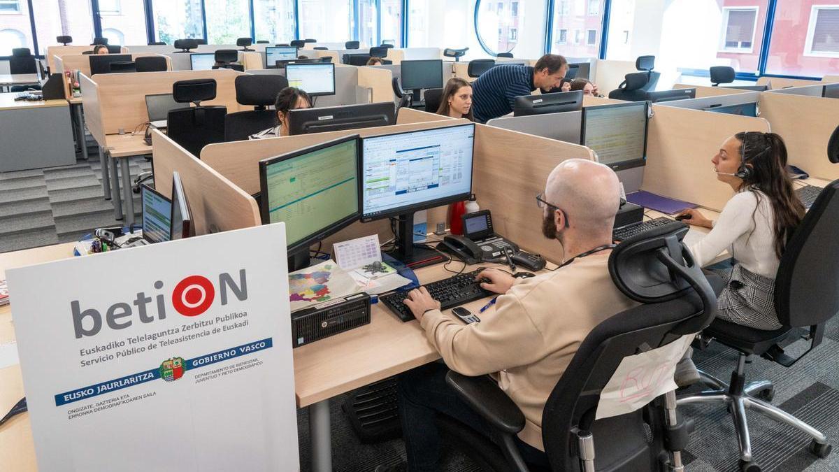 La oficina central del servicio público de teleasistencia BetiON, en Bilbao.