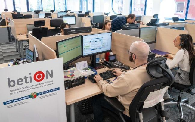 La oficina central del servicio público de teleasistencia BetiON, en Bilbao.