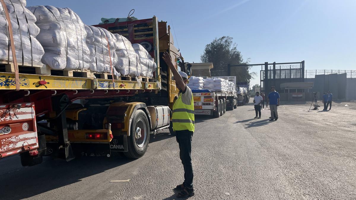 Camiones de ayuda humanitaria cruzando el paso fronterizo de Rafá
