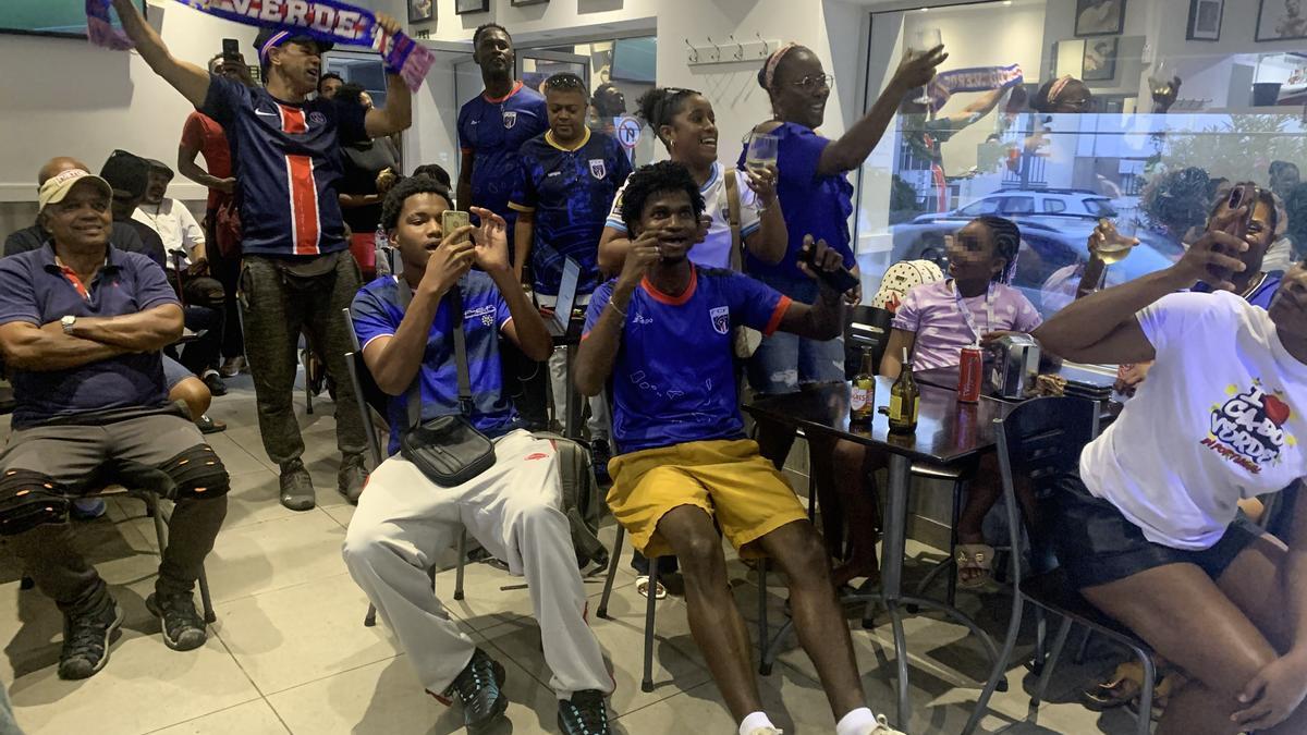 Los aficionados de Cabo Verde celebran mientras su selección se asoma a la Copa del Mundo.