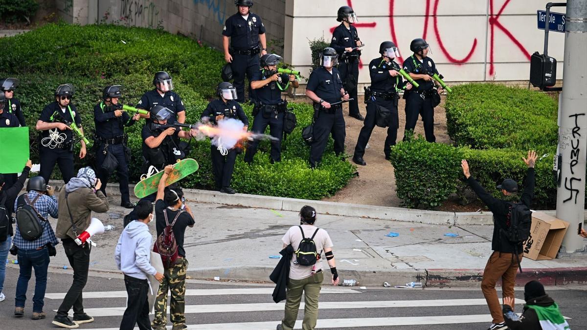 Las redadas contra migrantes desatan una ola de protestas en Los Ángeles