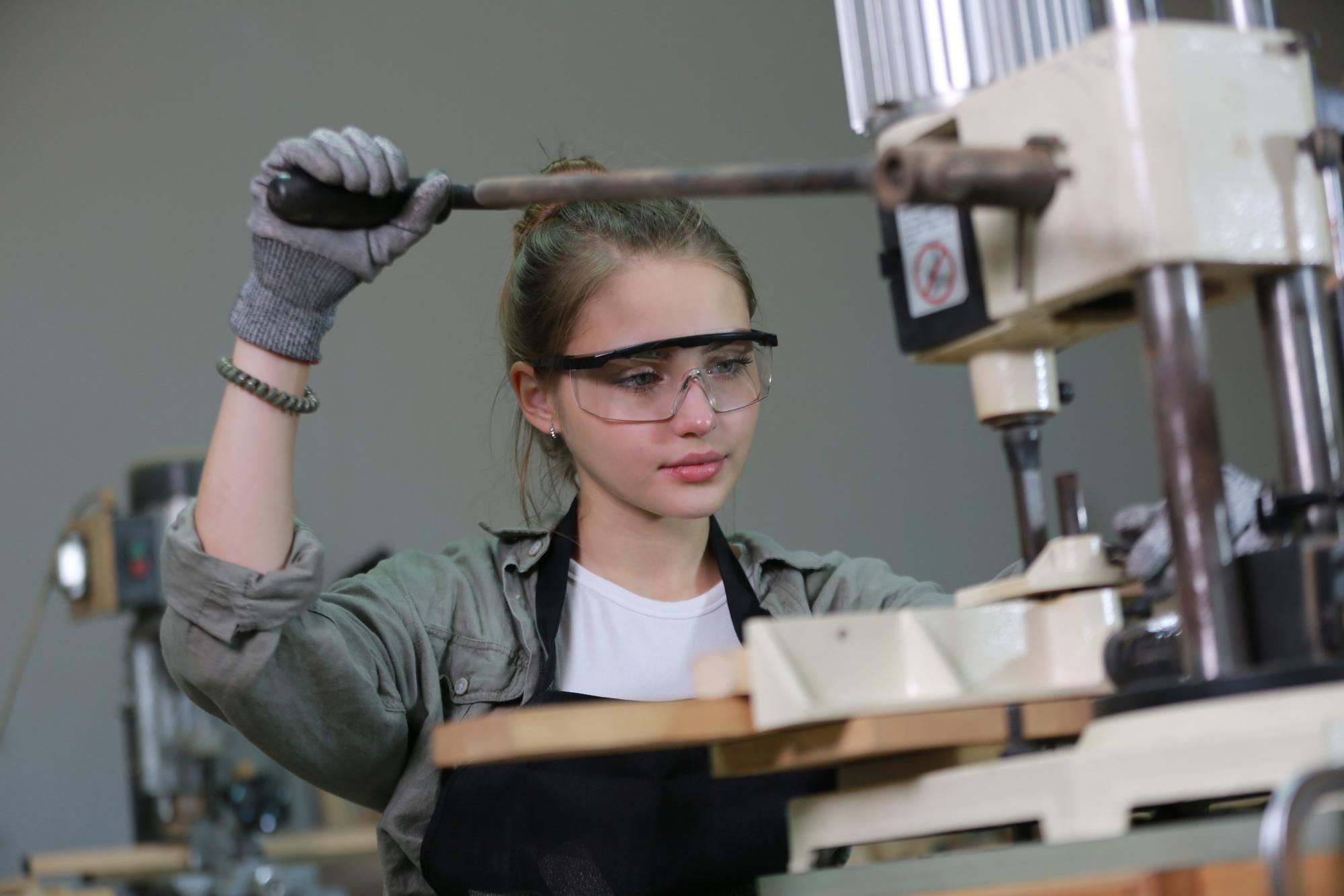 Una mujer joven trabaja en una fábrica de muebles.