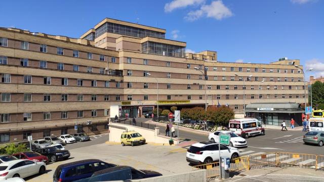 El salmantino con fiebre hemorrágica de Crimea-Congo sigue en planta y presenta "una evolución favorable".