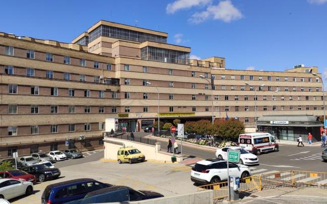 El salmantino con fiebre hemorrágica de Crimea-Congo sigue en planta y presenta 