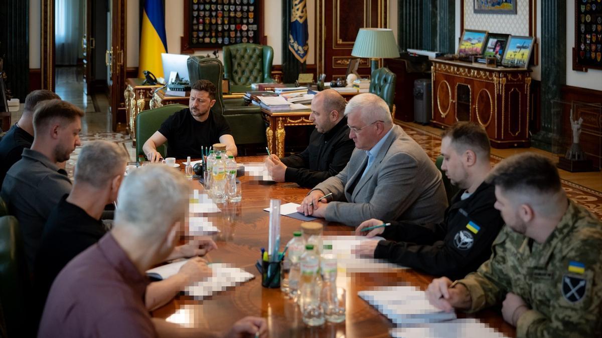 El presidente de Ucrania, Volodimir Zelenski, en una reunión con su cúpula de seguridad.