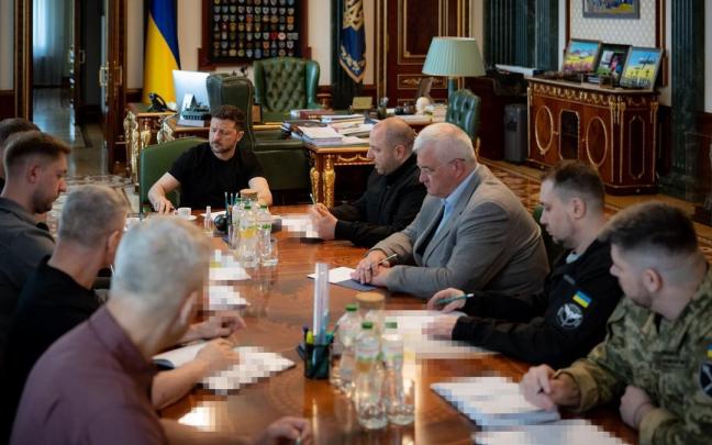 El presidente de Ucrania, Volodimir Zelenski, en una reunión con su cúpula de seguridad.