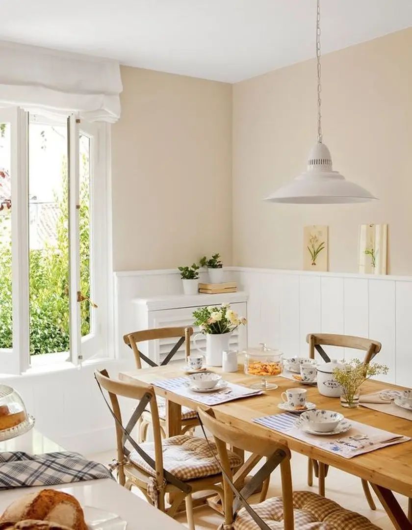 Revestimiento blanco de madera para una cocina decorada en tonos naturales.