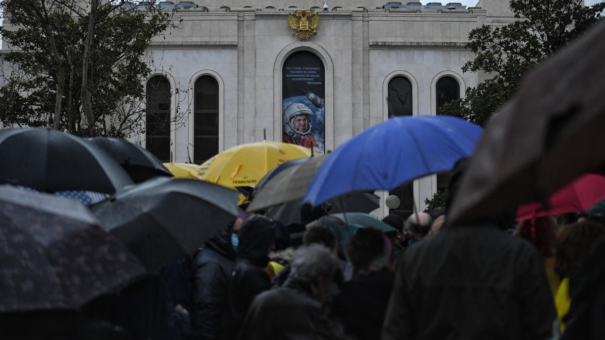 Concentración nen contra de la guerra en Ucrania frente a la embajada rusa.