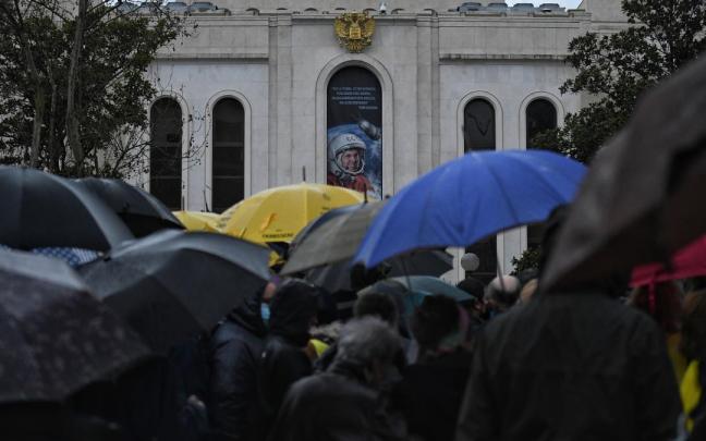 Concentración nen contra de la guerra en Ucrania frente a la embajada rusa.