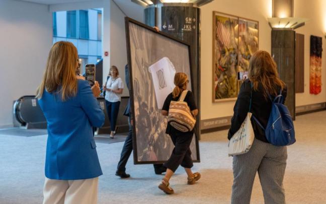 Momento en el que la fotografía del 1-O es retirada de la exposición. Momento en el que la fotografía del 1-O es retirada de la exposición.