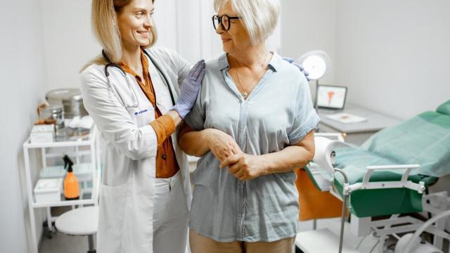 Las cefaleas durante la menopausia es un problema invisible con tratamientos efectivos.