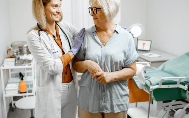 Las cefaleas durante la menopausia es un problema invisible con tratamientos efectivos.