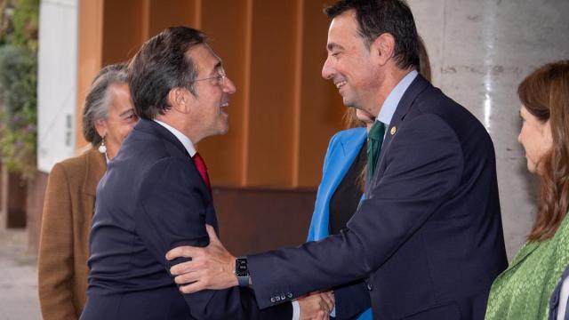 El ministro de Exteriores, Unión Europea y Cooperación, José Manuel Albares, saluda al vicelehendakari segundo y consejero de Economía, Trabajo y Empleo., Mikel Torres.