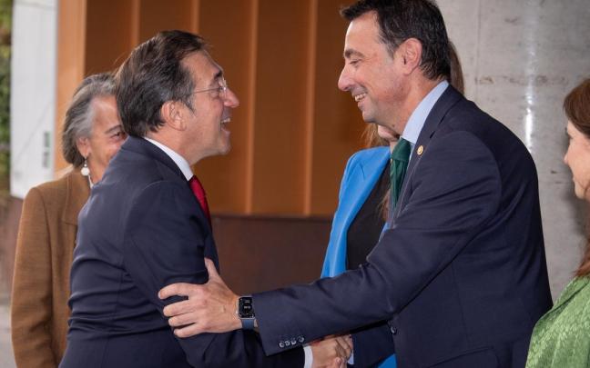 El ministro de Exteriores, Unión Europea y Cooperación, José Manuel Albares, saluda al vicelehendakari segundo y consejero de Economía, Trabajo y Empleo., Mikel Torres.