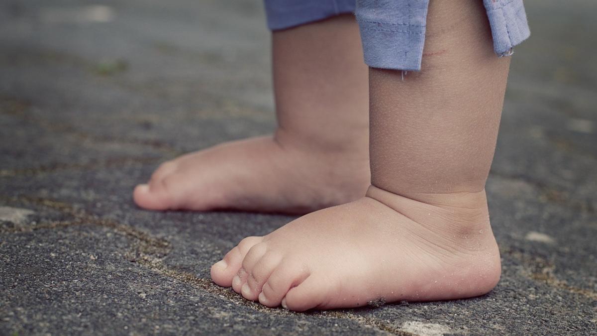 Imagen de recurso de un niño descalzo.