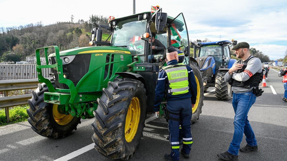 Protestas de ganaderos y agricultores en la frontera de Biriatu.