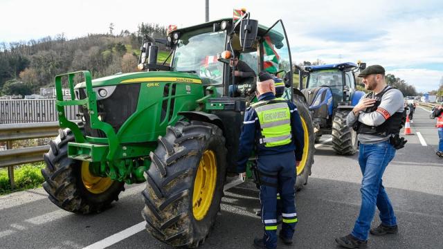 Protestas de ganaderos y agricultores en la frontera de Biriatu.