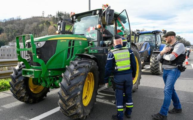 Protestas de ganaderos y agricultores en la frontera de Biriatu.