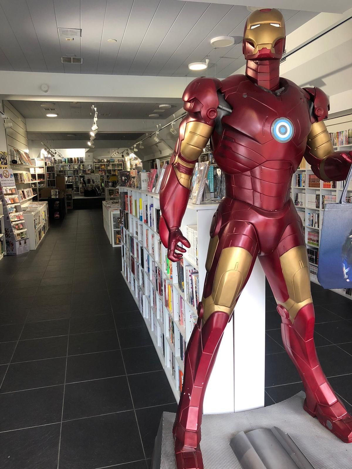 Interior de la tienda Omega Center en Gasteiz.