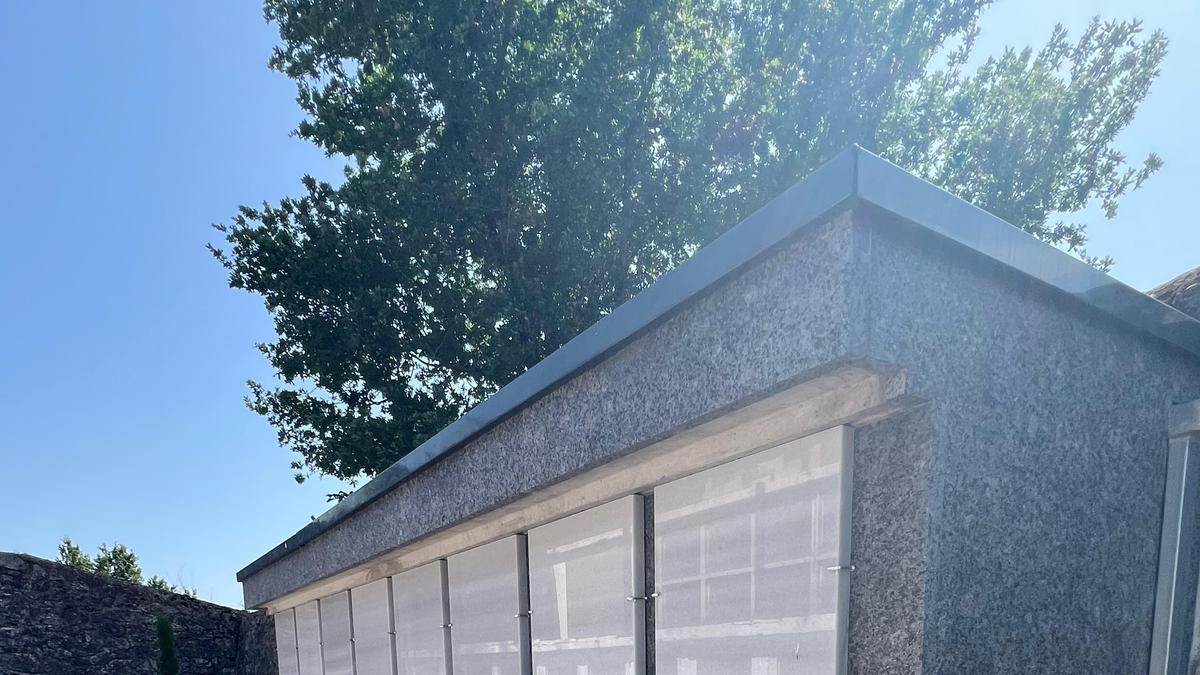 Nuevo acceso y columbarios en el cementerio de Murueta