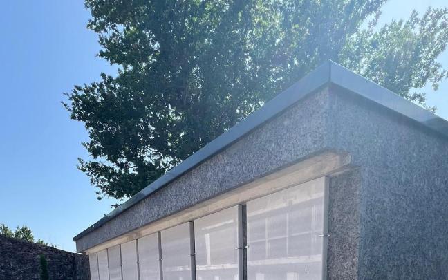 Nuevo acceso y columbarios en el cementerio de Murueta