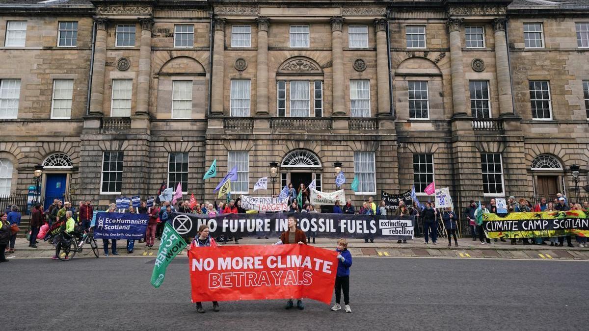 Protestas ante el Parlamento Escocés después de que el Gobierno de Edimburgo renunciara a los objetivos para reducir un 75% las emisiones antes de 2030.