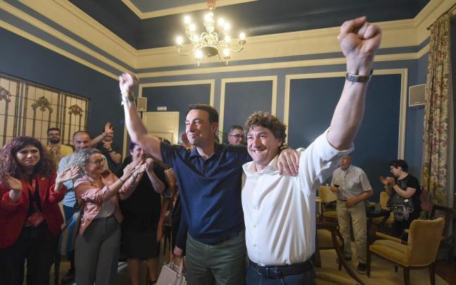 El próximo vicelehendakari Mikel Torres, con el líder del PSE, Eneko Andueza / Jose Mari Martínez El próximo vicelehendakari Mikel Torres, con el líder del PSE, Eneko Andueza