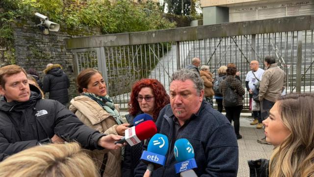 Iosu Beraza y, a su derecha, Agurtzane Uriarte, padres de Iurgi, fallecido en Aulesti en 2020 en un atropello.