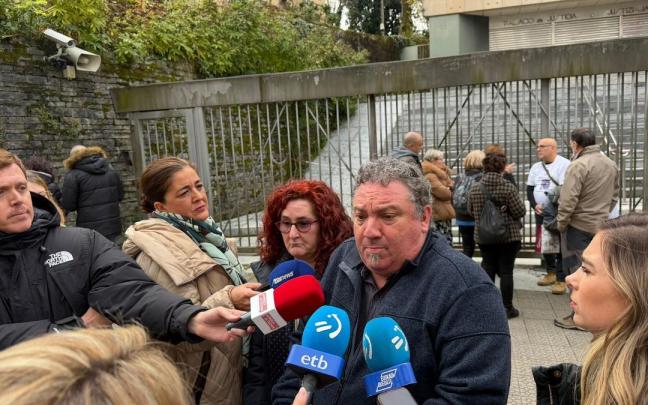 Iosu Beraza y, a su derecha, Agurtzane Uriarte, padres de Iurgi, fallecido en Aulesti en 2020 en un atropello.