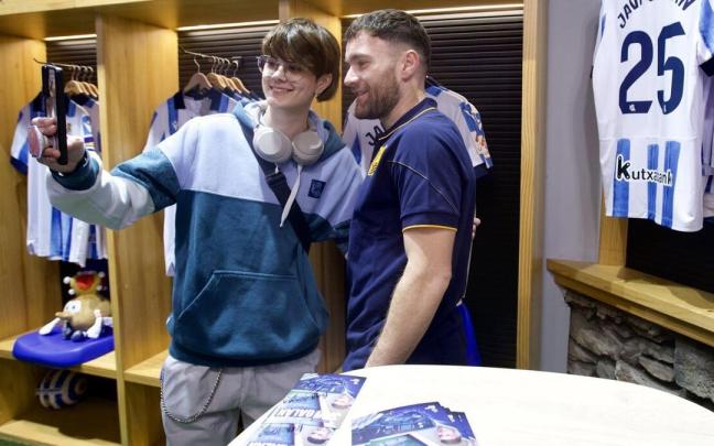  Javi Galán firma autógrafos en la tienda de la Real. / JAVI COLMENERO