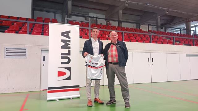 Inza, a la derecha, en su última participación en un acto público a finales de abril, en el que se anunció el acuerdo del Aloña con el Grupo Ulma (en la imagen, su presidente, Ibon Calvo).