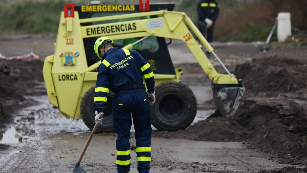 Efectivos de emergencias en Lorca tras las inundaciones provocadas por las lluvias