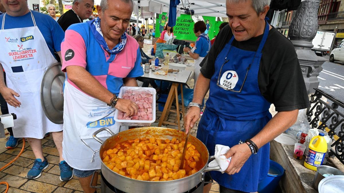 En imágenes: concurso de marmitako de Aste Nagusia