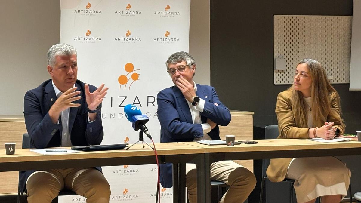 Jon de Lapatza (izquierda), Jon Ander de las Fuentes (centro) y Amaia Jugo, directora de la fundación.