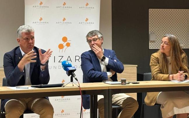 Jon de Lapatza (izquierda), Jon Ander de las Fuentes (centro) y Amaia Jugo, directora de la fundación.